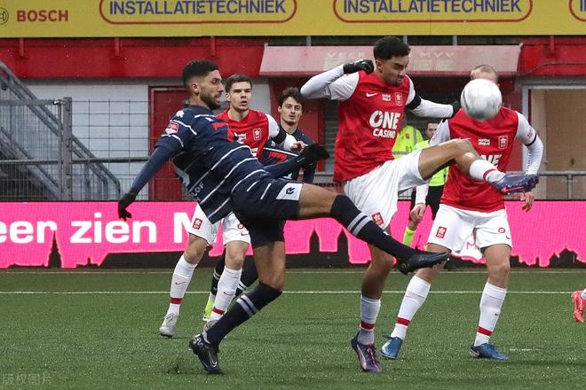 也映照出他 也映照出他